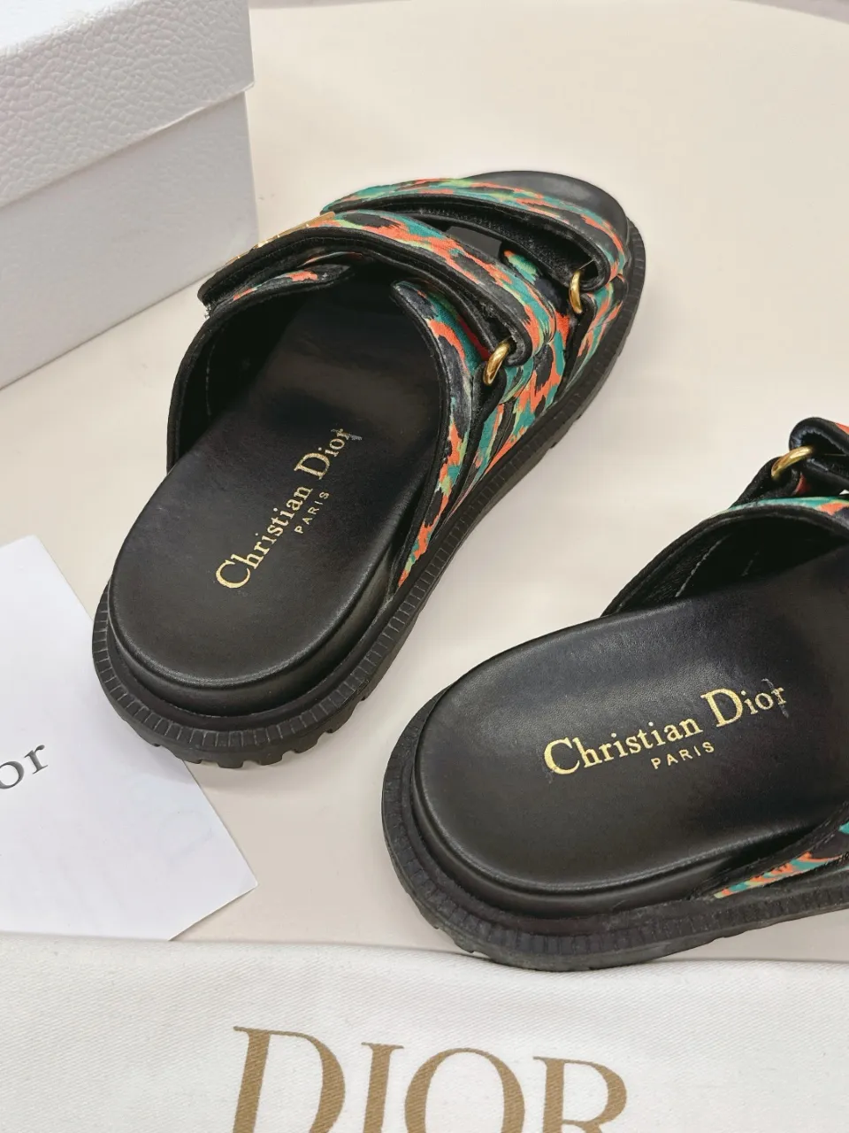 👟👟Ex-factory price 460👟👟 This black sheepskin DiorAct sandal is fashionable. Paired with an insole that fits the shape of your foot, it's made of exceptionally lightweight and comfortable leather. The upper straps feature a Velcro closure and feature a gold-finish metal "DIOR" logo. Can be matched with various styles to show modern style. Gold-finish metal "DIOR" logo Two adjustable Velcro straps Leather insole that fits the shape of your foot Soft and lightweight texture EVA sole decorated with Christian Dior's lucky star symbol Made in Italy Size 35--42 (Customized sizes 41 and 42 are non-refundable)